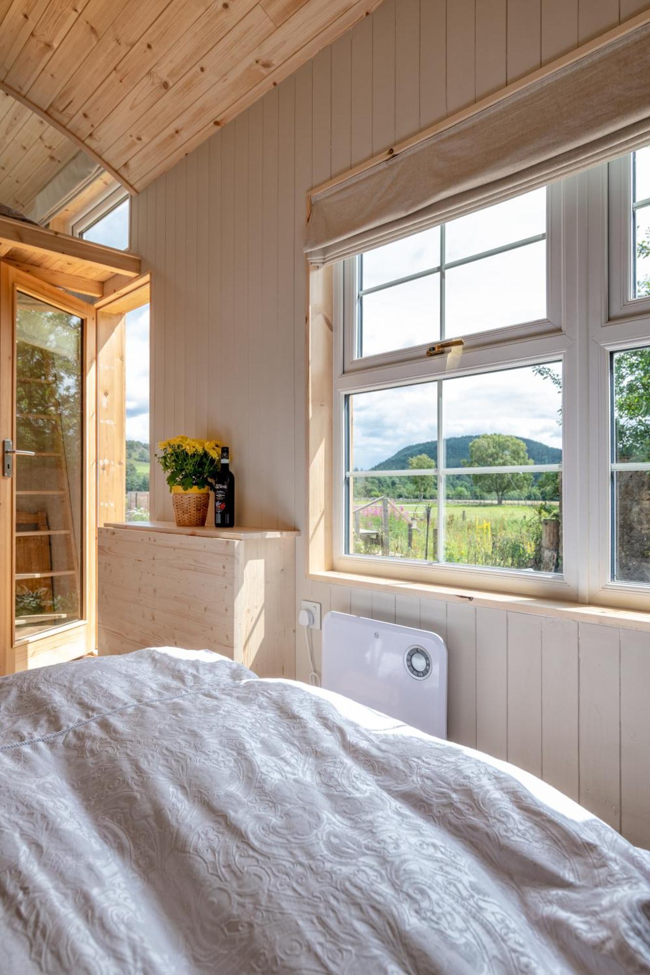 Enchanting Tiny House With Wood Burner And Hot Tub In Cairngorms Баллатер Экстерьер фото